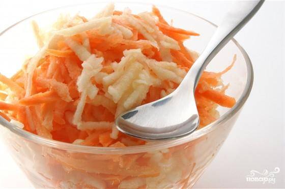 Салат из моркови с яблоком, сыром и яйцом