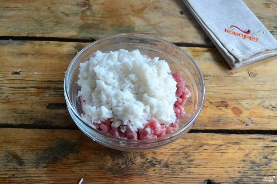 Заранее приготовленный фарш смешайте с рисом, добавьте необходимое количество соли и перца.