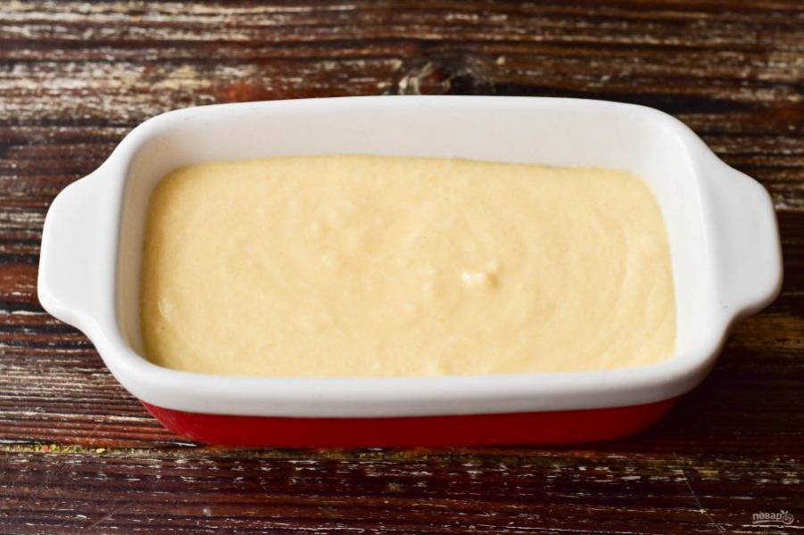 Хорошо перемешайте тесто и вылейте его в форму для выпекания. Ее можете смазать сливочным или растительным маслом.