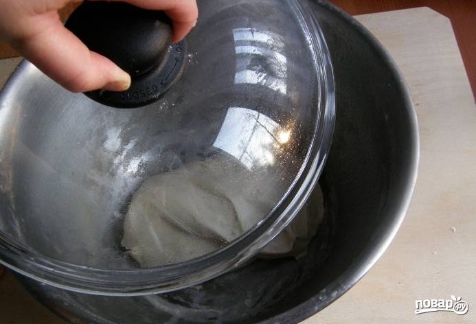 Подготовьте тесто: просейте в миску муку, посолите, добавьте постепенно теплую воду, замесите тесто.