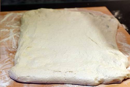 6. Растяните на присыпанной мукой поверхности. Сложите несколько раз, сформируйте круглый хлеб. 