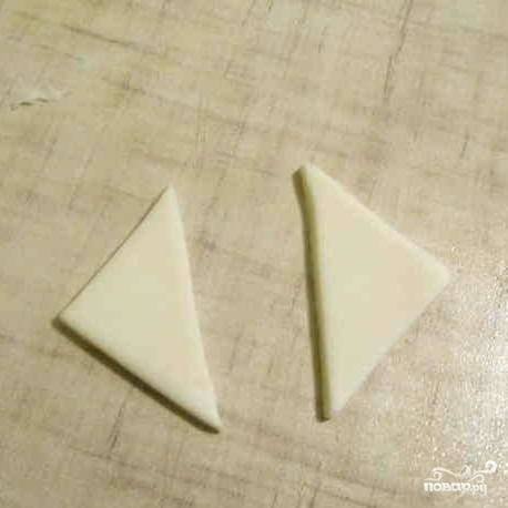 Вырежем из белой мастики два небольших треугольника - это будет воротник Спанч Боба.