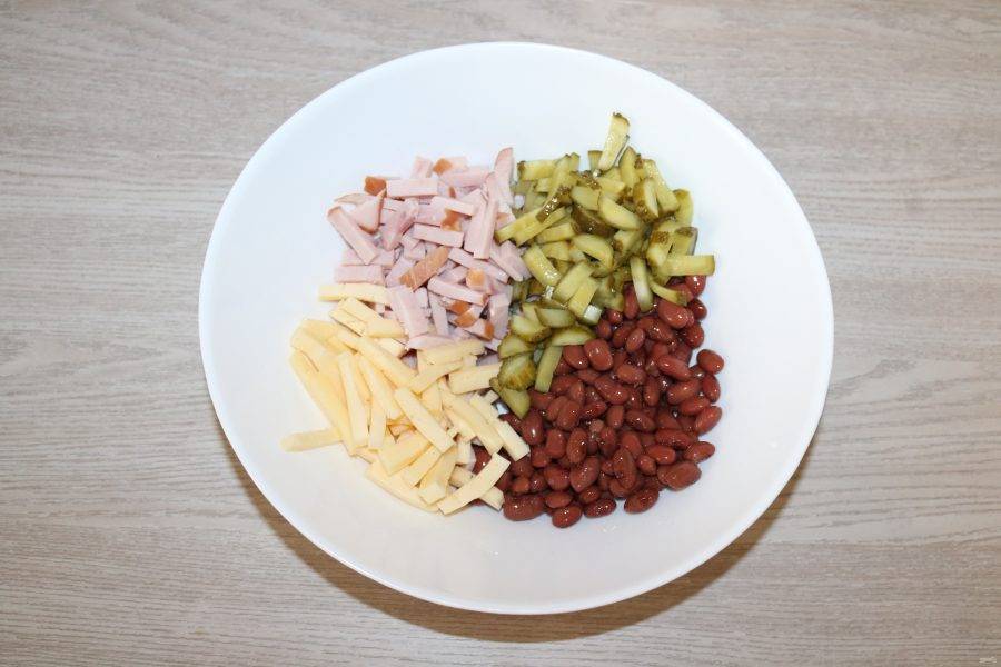 Салат с ветчиной, фасолью, луком и сухариками