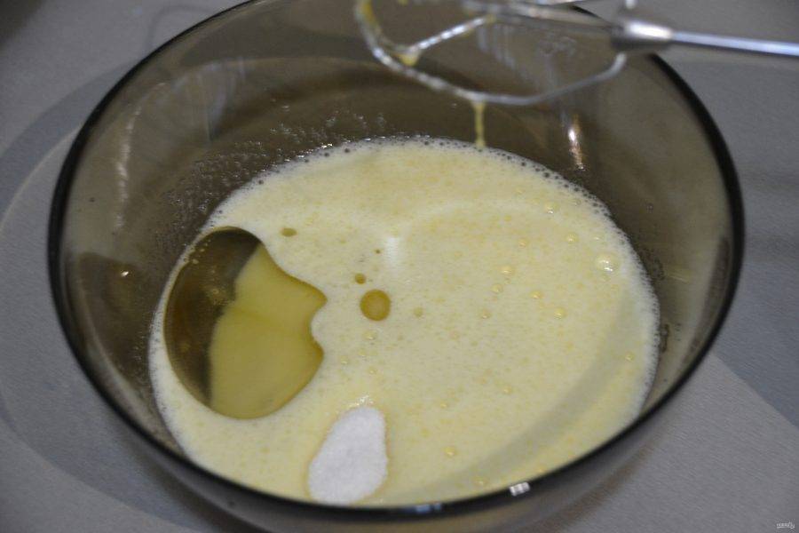 Добавьте в яичную смесь растительное масло и ванильный сахар, взбейте.