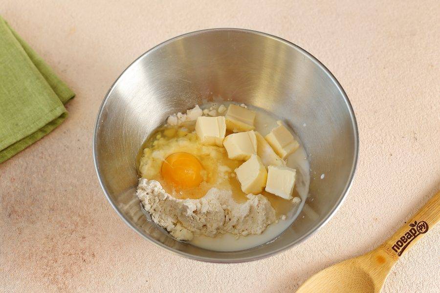 Соедините муку, нарезанное кубиками масло, молоко, соду, сахар и яйцо.