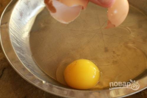 3. Взбейте яйца с водой. 