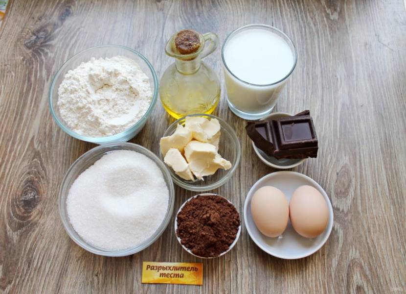 Подготовьте все необходимые ингредиенты для приготовления шоколадного торта на молоке. Масло растопите и остудите, яйца и молоко достаньте из холодильника заранее.