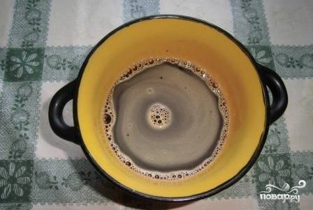 Варим кофе без сахара. Нам понадобится его примерно стакан. Поставим кофе остывать, затем добавим в него коньяк.