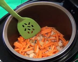 Положите в мультикастрюлю нарезанную ломтиками морковь и свиной фарш, перемешайте. Обжарьте в том же режиме 15 минут.