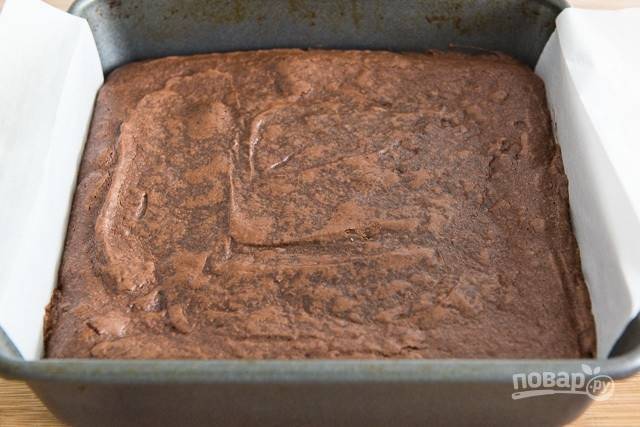 6. Выпекайте пирожное 25 минут при 180 градусах в духовке.