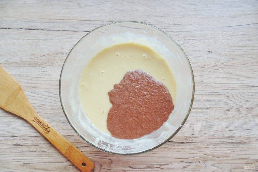 Какао-порошок разведите в небольшом количестве молока и влейте в тесто.