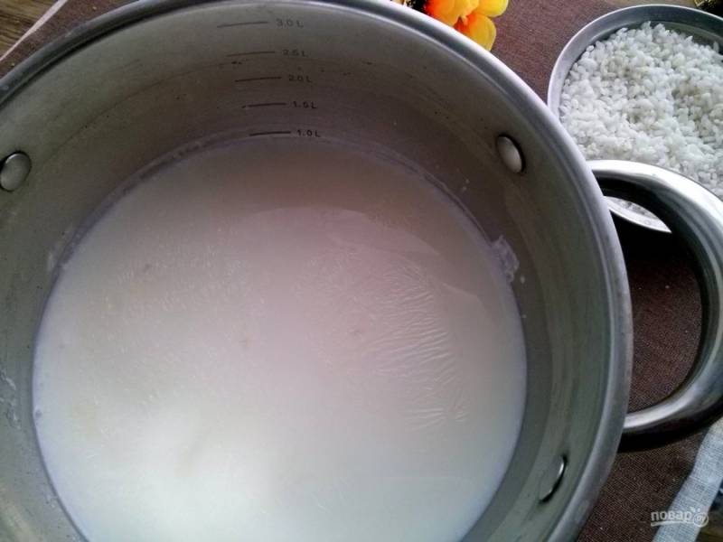 Молоко перелейте в кастрюльку и доведите до кипения.