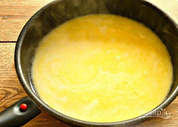 4. Затем добавляем бульон (в случае его отсутствия подойдет вода) и сметану, после чего доводим соус до кипения.