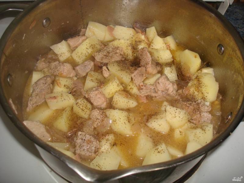 Тушите на среднем огне до готовности картошки, не забудьте посолить по вкусу.