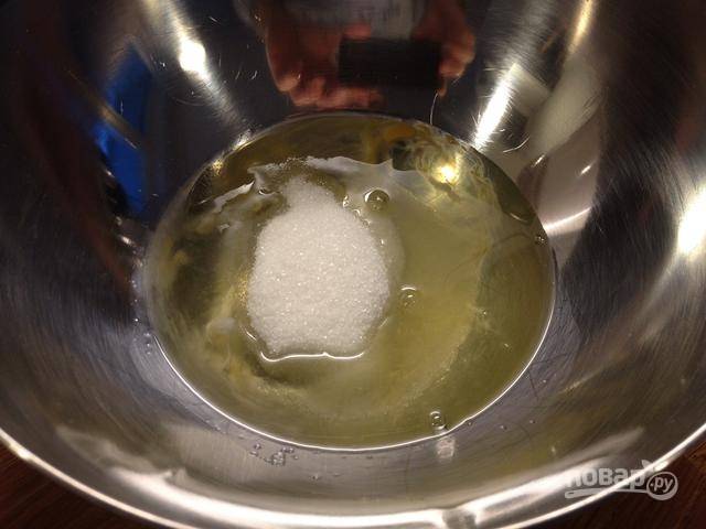 3.	В другую миску выложите охлажденные сливки, добавьте к ним оставшийся сахар.
