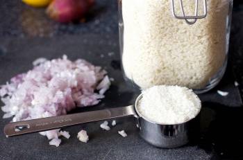 1. Перед обжаркой овощей нам нужно отварить рис. Для этого блюда лучше брать длиннозернистый рис и отваривать его до полуготовности.