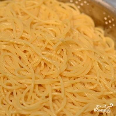 4. Спагетти откиньте на дуршлаг.