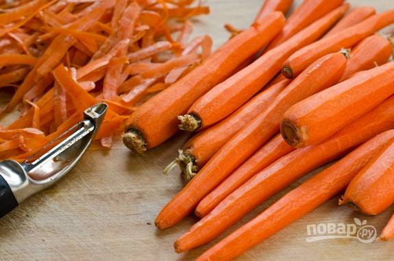 1. Вымойте, обсушите и очистите морковь. 