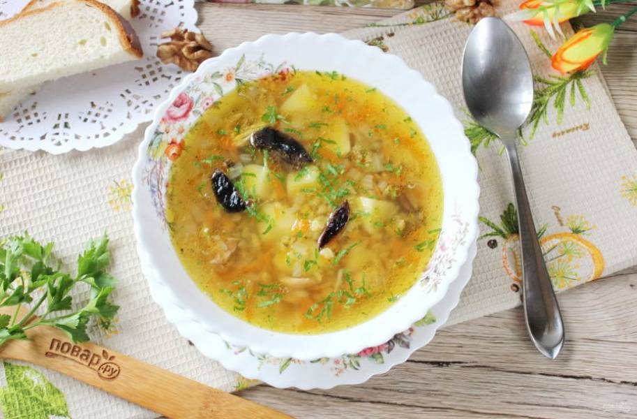 Вкусный, ароматный и сытный армянский суп с чечевицей можно подавать к столу.