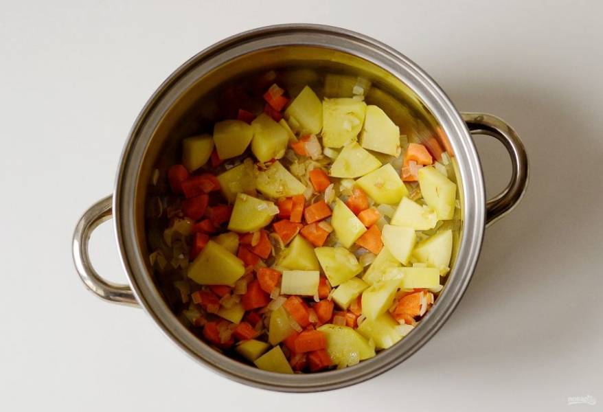 Обжарьте по очереди лук, морковь и слегка картофель.
