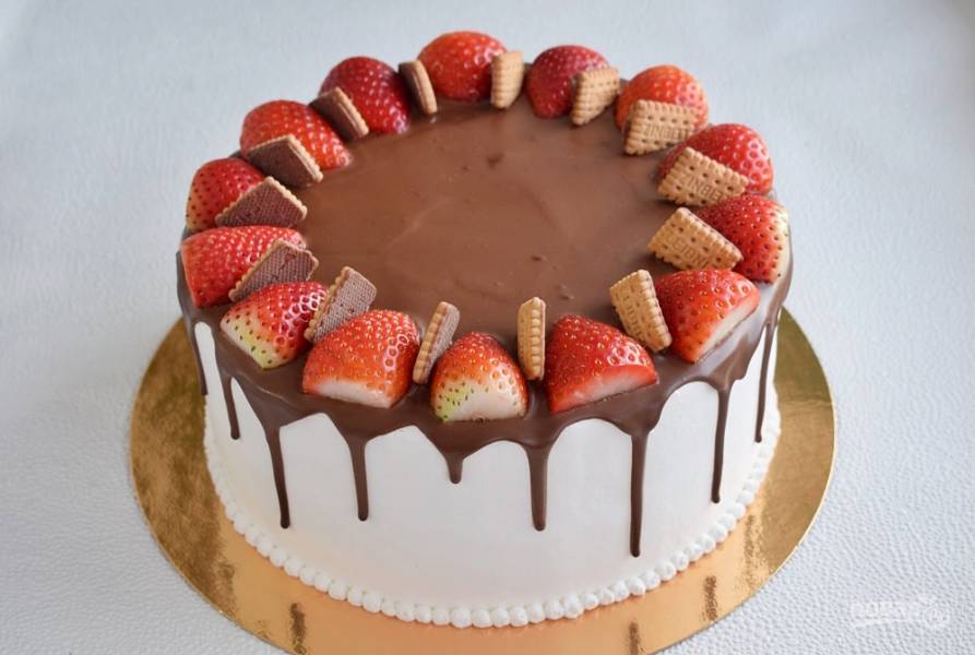 Бисквитный торт с шоколадным ганашем и фруктами