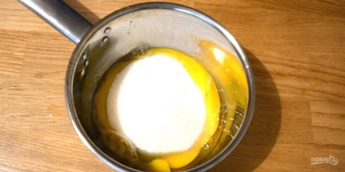 1. Приготовьте крем: яйца смешайте с сахаром, мукой и молоком. Поставьте смесь на маленький огонь, доведите до загустения и первых «булек», постоянно размешивая крем лопаткой. 