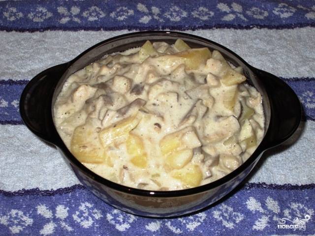 Кролик с грибами в сливочном соусе на сковороде