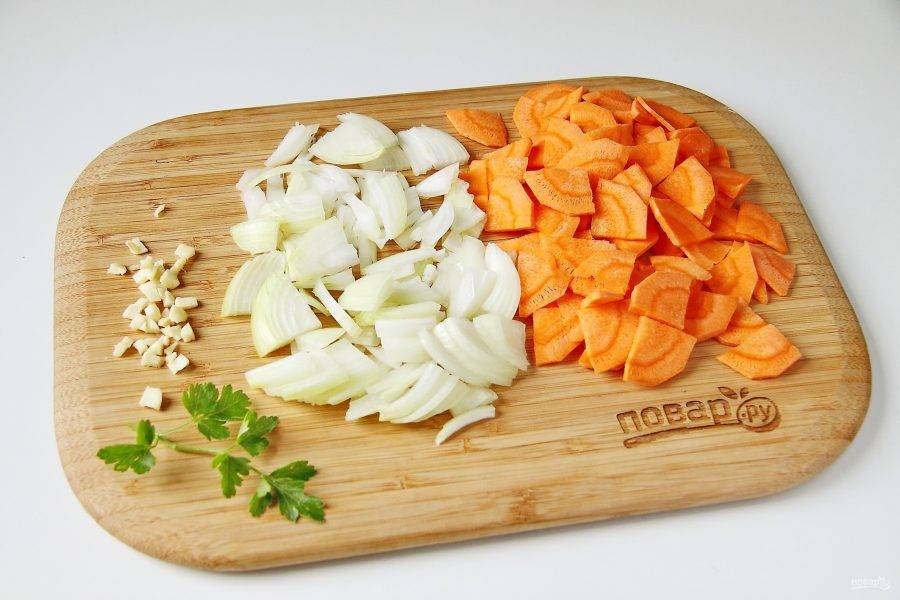 Тем временем нарежьте лук, морковь и чеснок. Нарезка может быть любая, режьте так, как вам нравится.