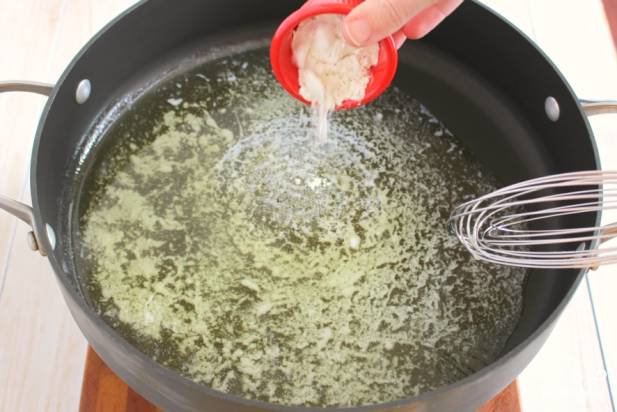4. На отдельной сковороде растопите сливочное масло и добавьте ложку муки. 