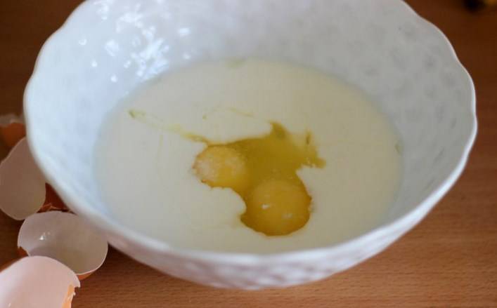 Во второй миске смешиваем: кефир, яйца, соду, гашенную лимонным соком, масло.