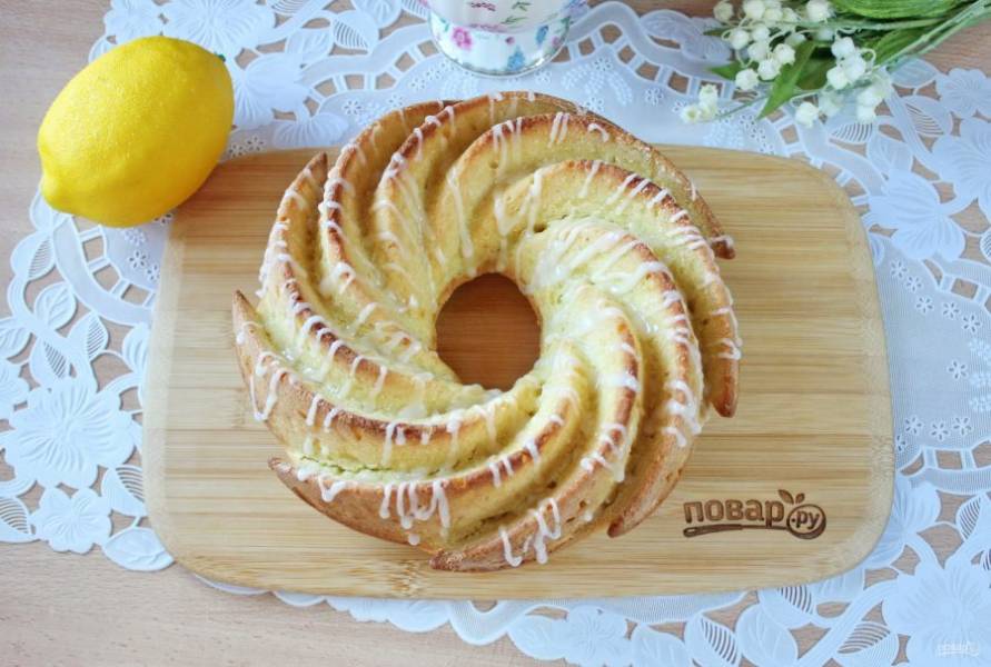 Охлажденный пирог полейте лимонной помадкой.