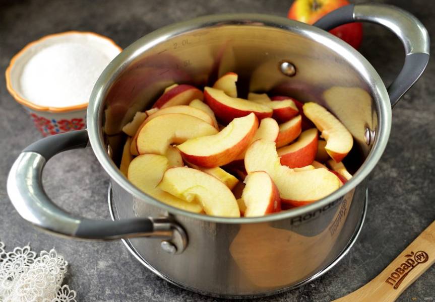 Выложите яблочные дольки в кастрюлю.