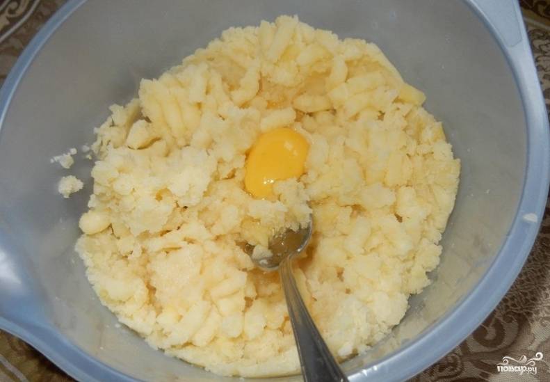 Отварной картофель разминаем в пюре. Вбиваем яйцо и перемешиваем.