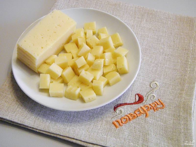 2. Сыр нарежьте мелкими кубиками.