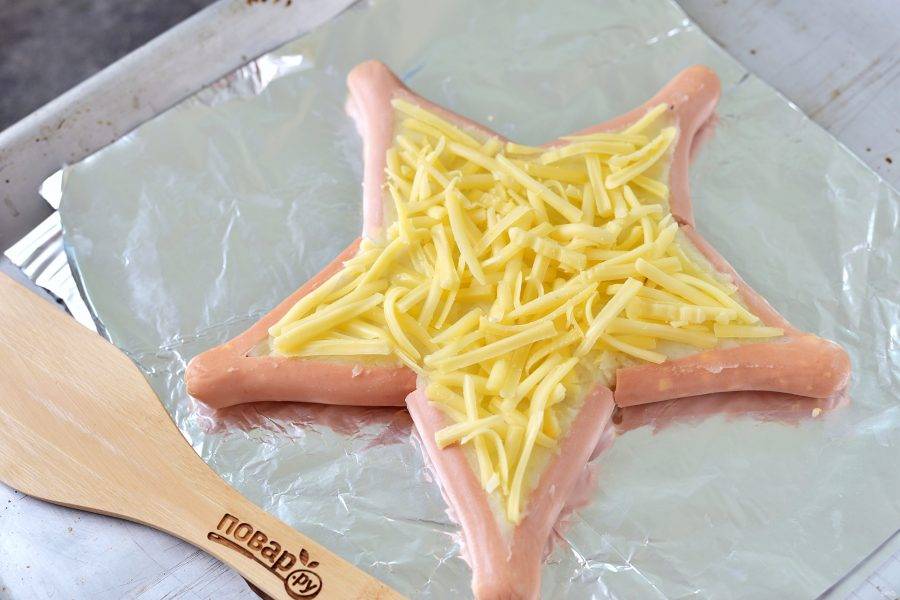 Посыпьте звезду тертым твердым сыром, отправьте в разогретую духовку минут на 7-10 под верхний гриль.