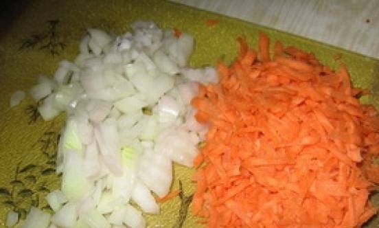 2. Пока варятся грибы жарим лук и морковь на растительном масле до готовности. Не забываем постоянно помешивать.