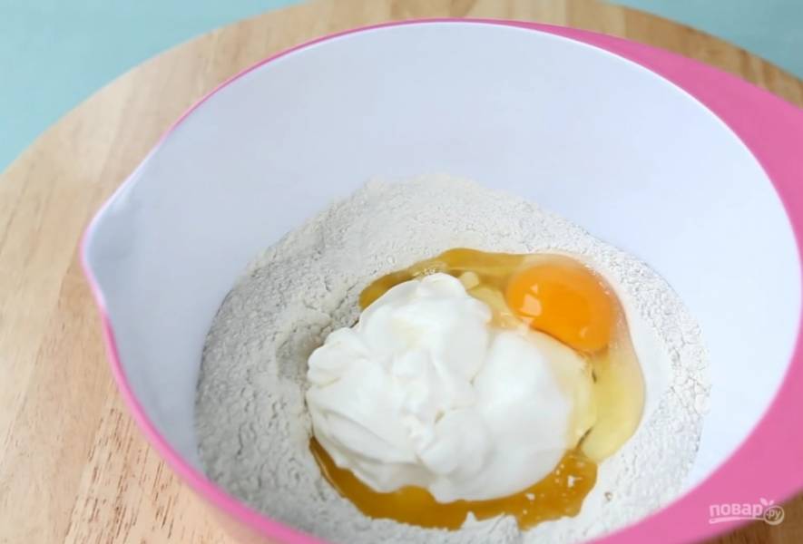 2.	Смешайте муку, соду и соль. Перемешайте и сделайте всередине углубление.  Добавьте туда растопленное сливочное масло, сахар, сметану, яйцо.