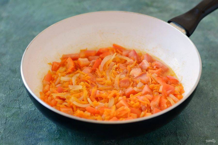 Обжарьте лук в сковороде до прозрачности. Затем добавьте остальные овощи, влейте немного воды (100-150 мл.) и потушите все вместе 5-7 минут.
