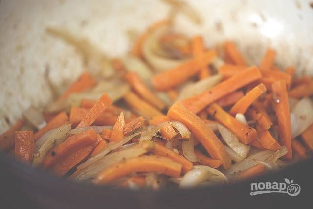 5. Добавьте морковь и жарьте еще несколько минут. 