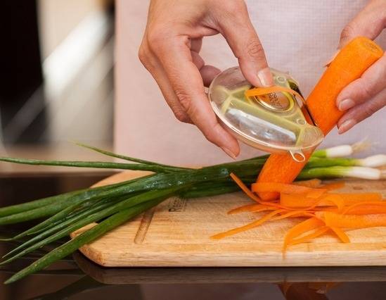 2. В рецепт приготовления скумбрии с морковью и луком можно использовать как белый, так и зеленый лук. Его нужно измельчить немного и отправить на сковороду с небольшим количеством растительного масла. Очистить морковь и нарезать брусочками или тонкими лентами с помощью овощерезки. 