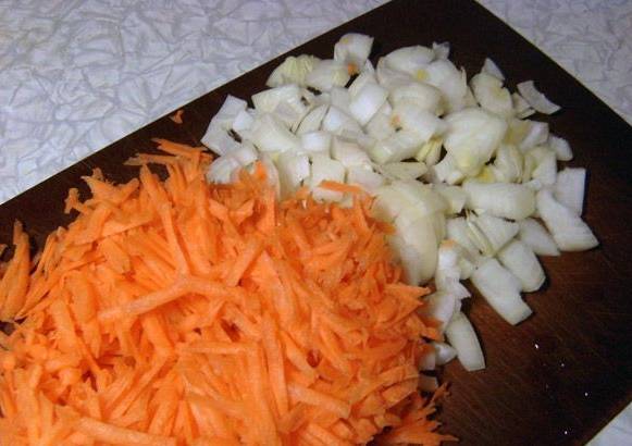 3. Лук и морковку измельчаем. Чтоб было быстрее, - закидываем лук к индейке, а морковь, - к грибам, или наоборот. Жарим, пока лук не станет прозрачным, а морковь - мягкой.