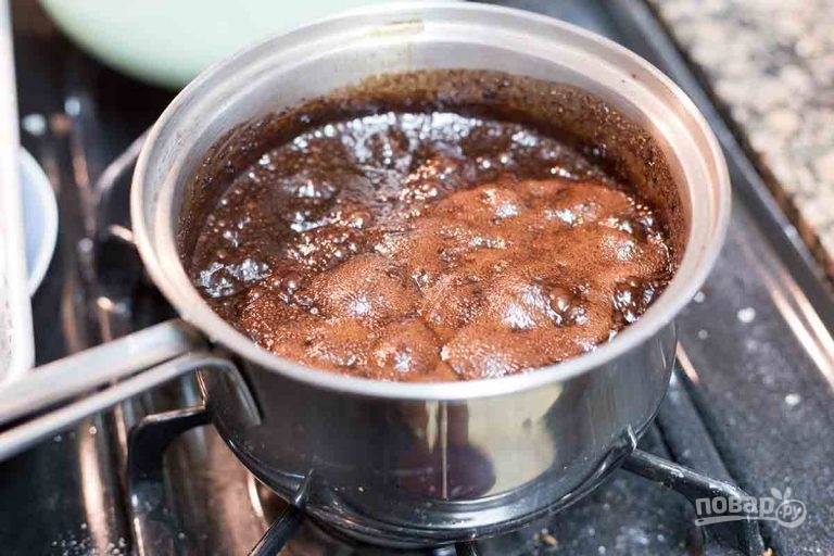 1.	В кастрюле смешайте сахар, сливочное масло, молоко и какао. Отправьте кастрюлю на огонь и варите до однородной массы. 