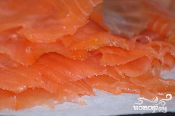 3. Выложите на сыр ломтик лосося, придав ему замысловатую форму и вжав в сырную массу, чтобы зафиксировать.