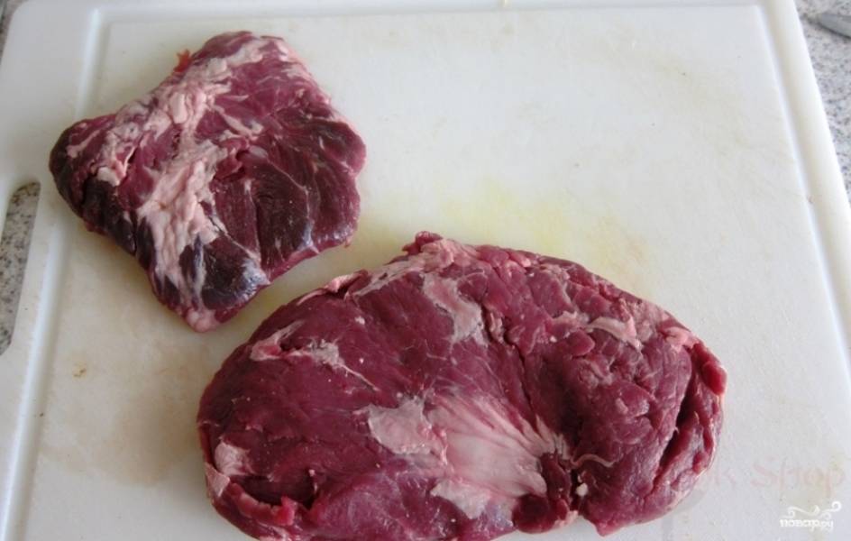 Мясо помойте и нарежьте тонкими полосками, удалите весь лишний жир.