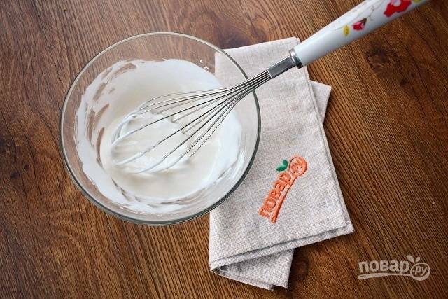Для глазури яичный белок смешайте с сахарной пудрой (200 г). Поместите глазурь в кондитерский мешок или файл. Отрежьте ножницами очень маленький кончик файла.
