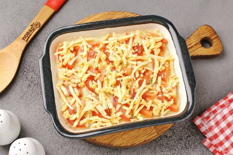 Посыпьте всё оставшимся тёртым сыром и запекайте в духовке при температуре 180 градусов около 30 минут. Верх должен подрумяниться.