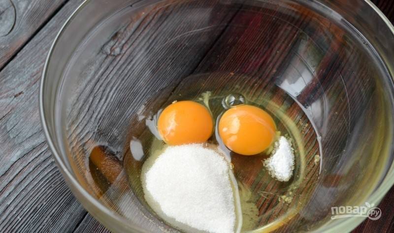 В глубокой миске взбейте вместе яйца с солью и сахаром до растворения последнего.