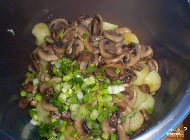Далее промойте грибы, нарежьте их ломтиками и обжарьте в течении 5 минут. Посолите и положите их к картофелю. Зелёный лук помойте, измельчите и добавьте в салатницу.