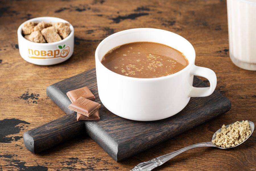 Перелейте горячий шоколад в кружку, сверху присыпьте халвой и подавайте к столу.