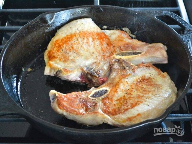 4. Разогрейте сковороду с растительным маслом, выложите мясо и обжарьте его с каждой стороны, чтобы образовалась красивая корочка.